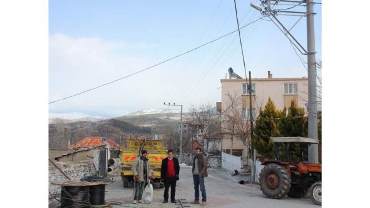 Kavşit Mahallesi, 42 Yıllık Ağaç Direklerden Kurtuldu