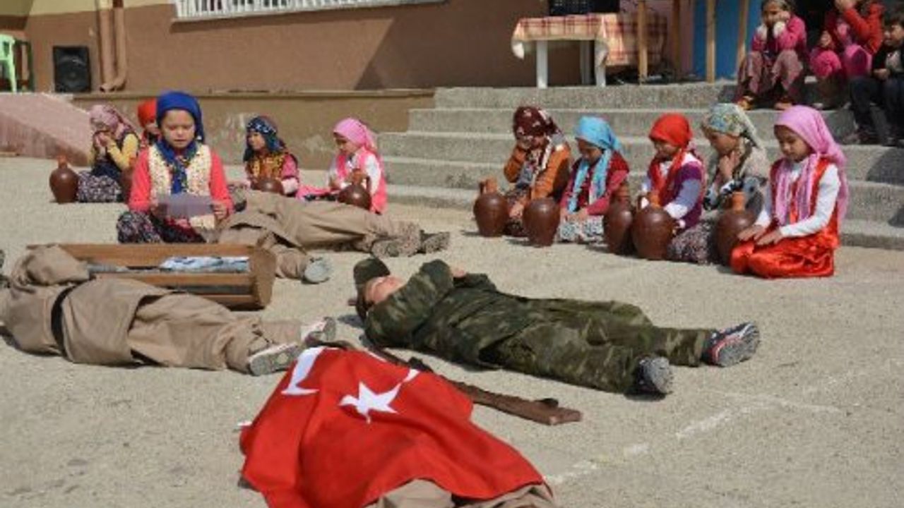 Tekeler İlkokulu öğrencileri, Çanakkale Zaferi’ni canlandırdı