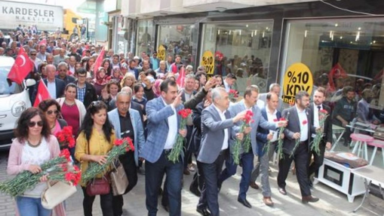 AK Parti, Çine’de ‘Türkiye İçin Evet’ e yürüdü