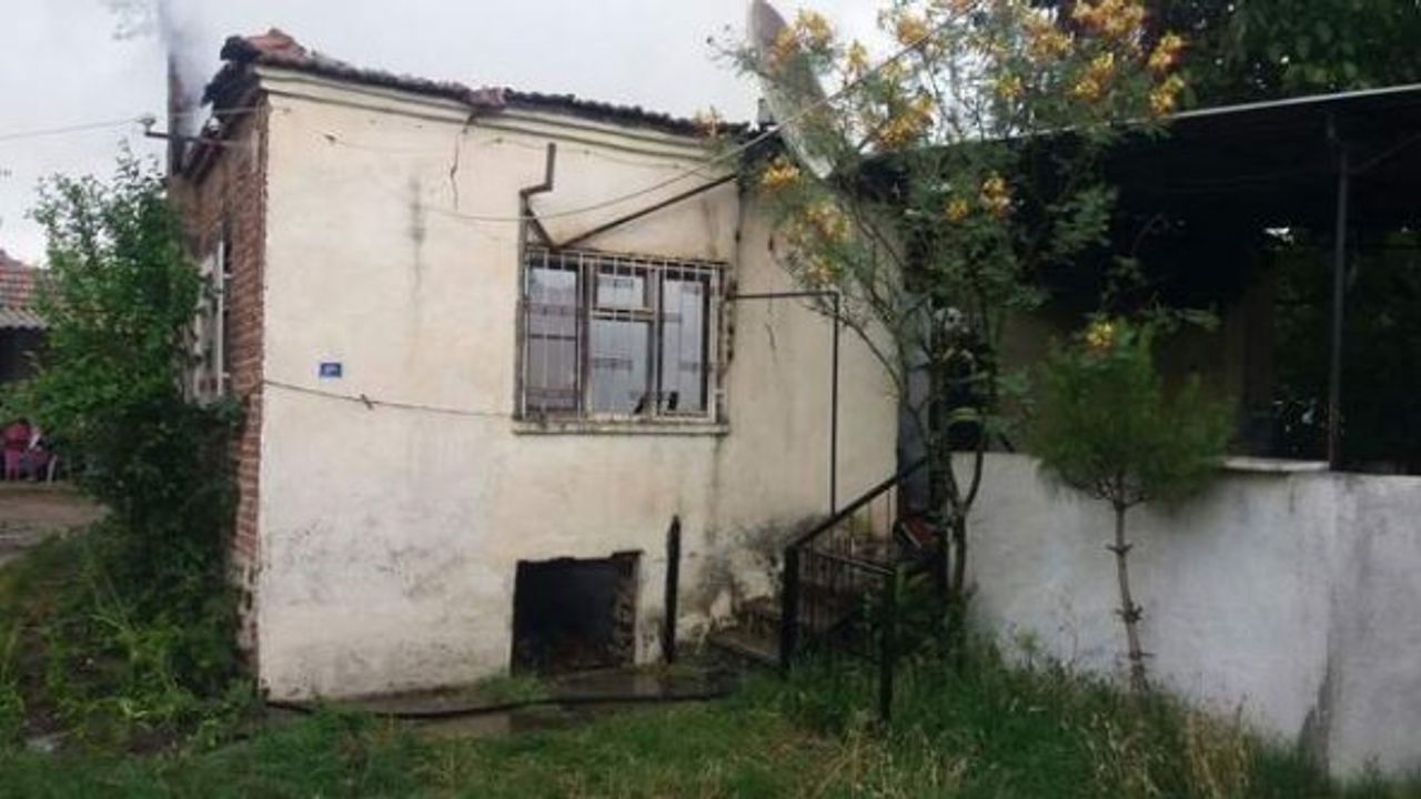 Elektrik kontağından çıkan yangında ev kül oldu