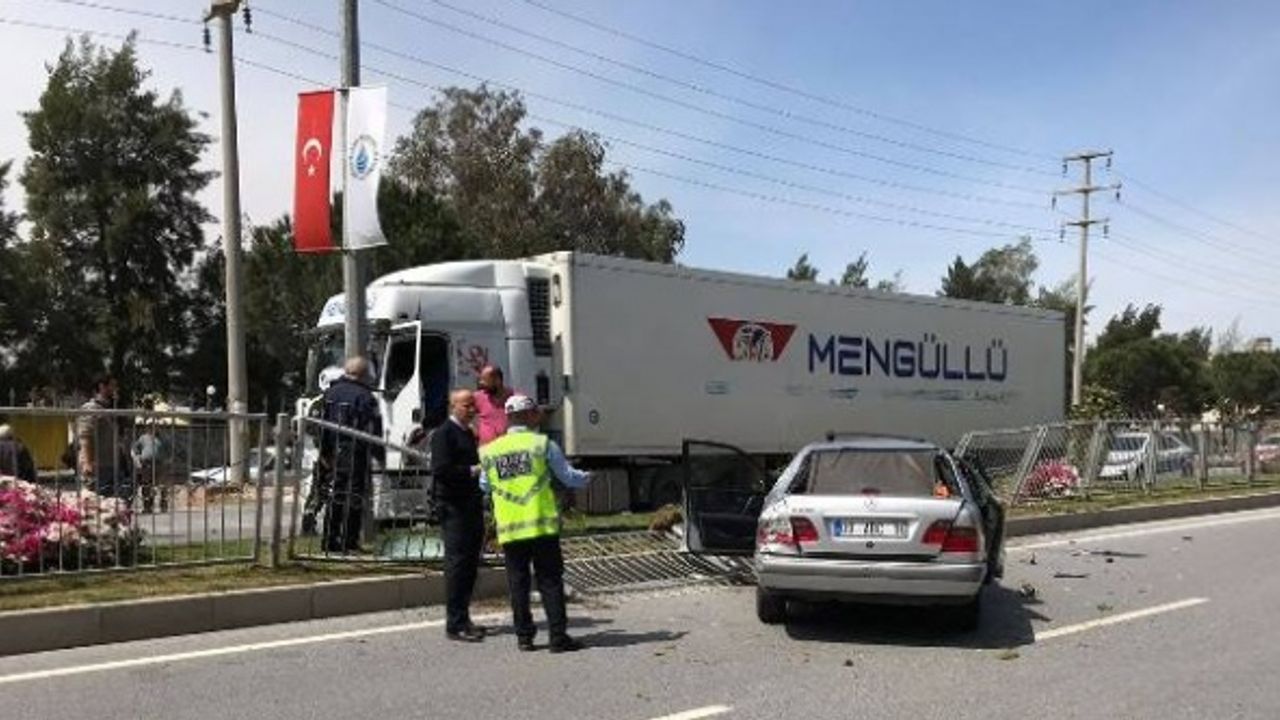 Adnan Menderes Bulvarında Kaza; 2 Yaralı