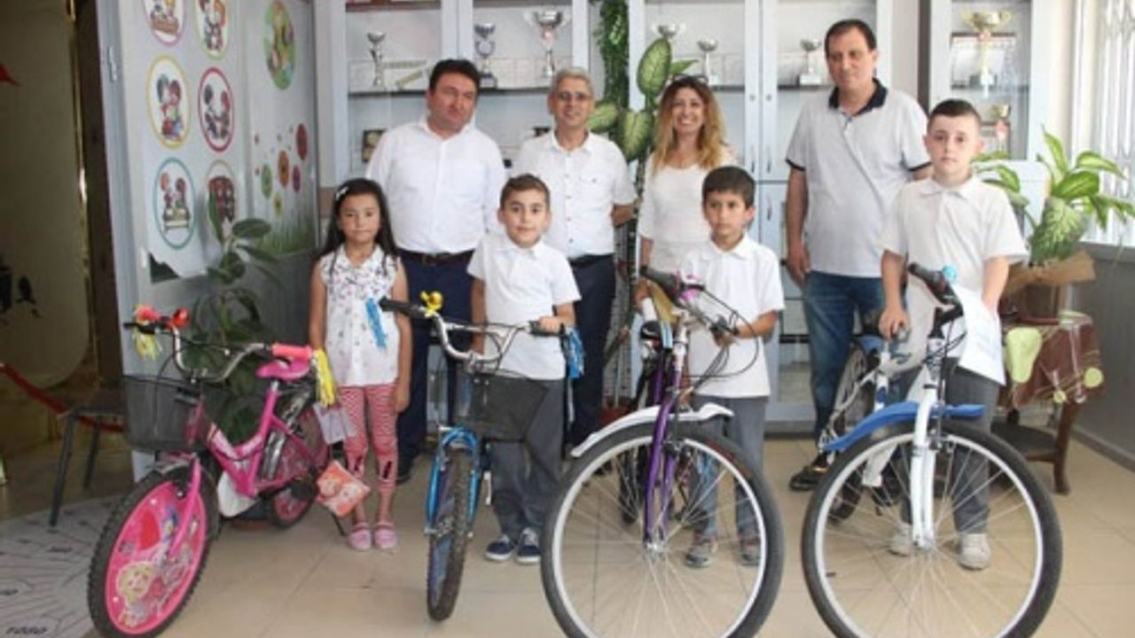 Başarılı Öğrencilere Karne ve Bayram Hediyesi Bir Arada Verildi