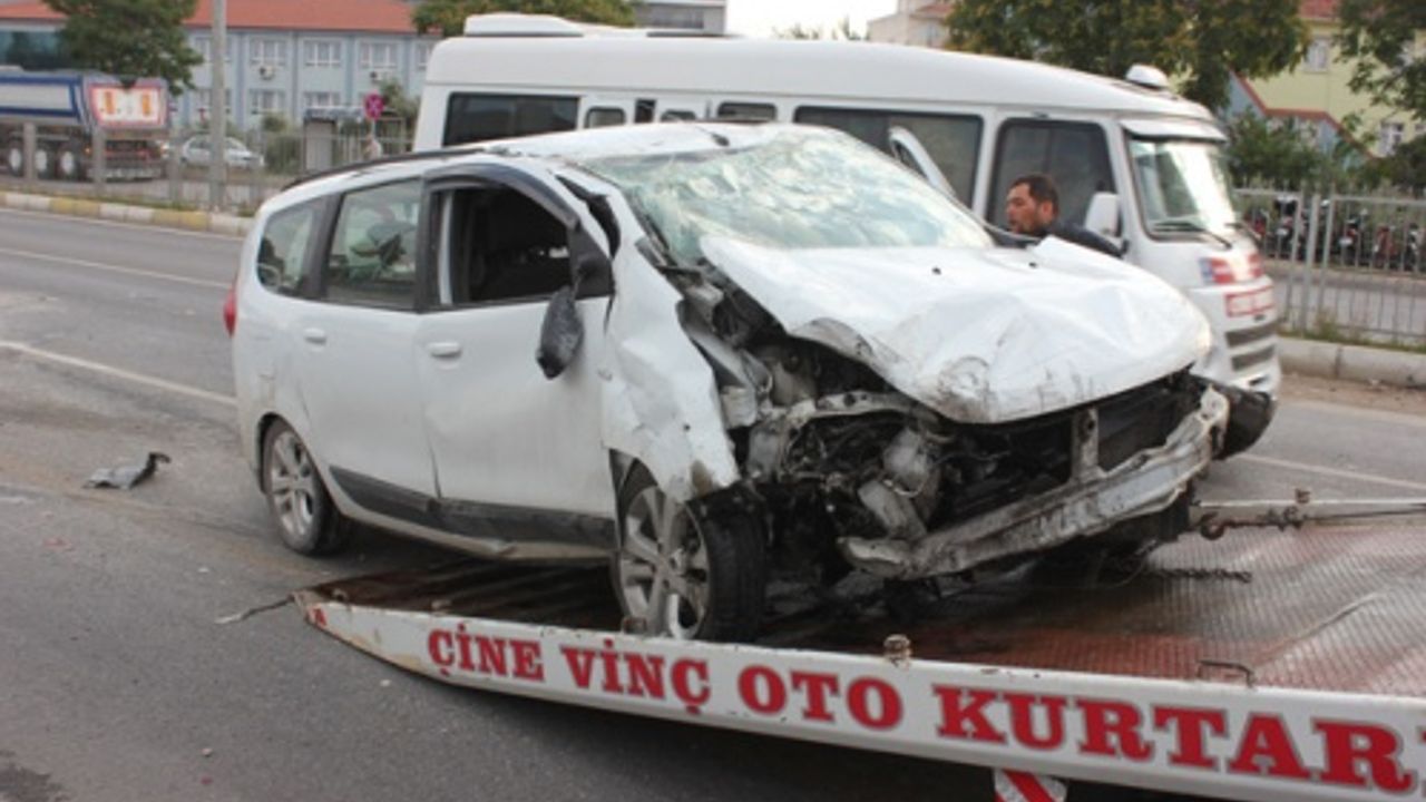 Önüne çıkan araca çarpmamak için kaza yaptı