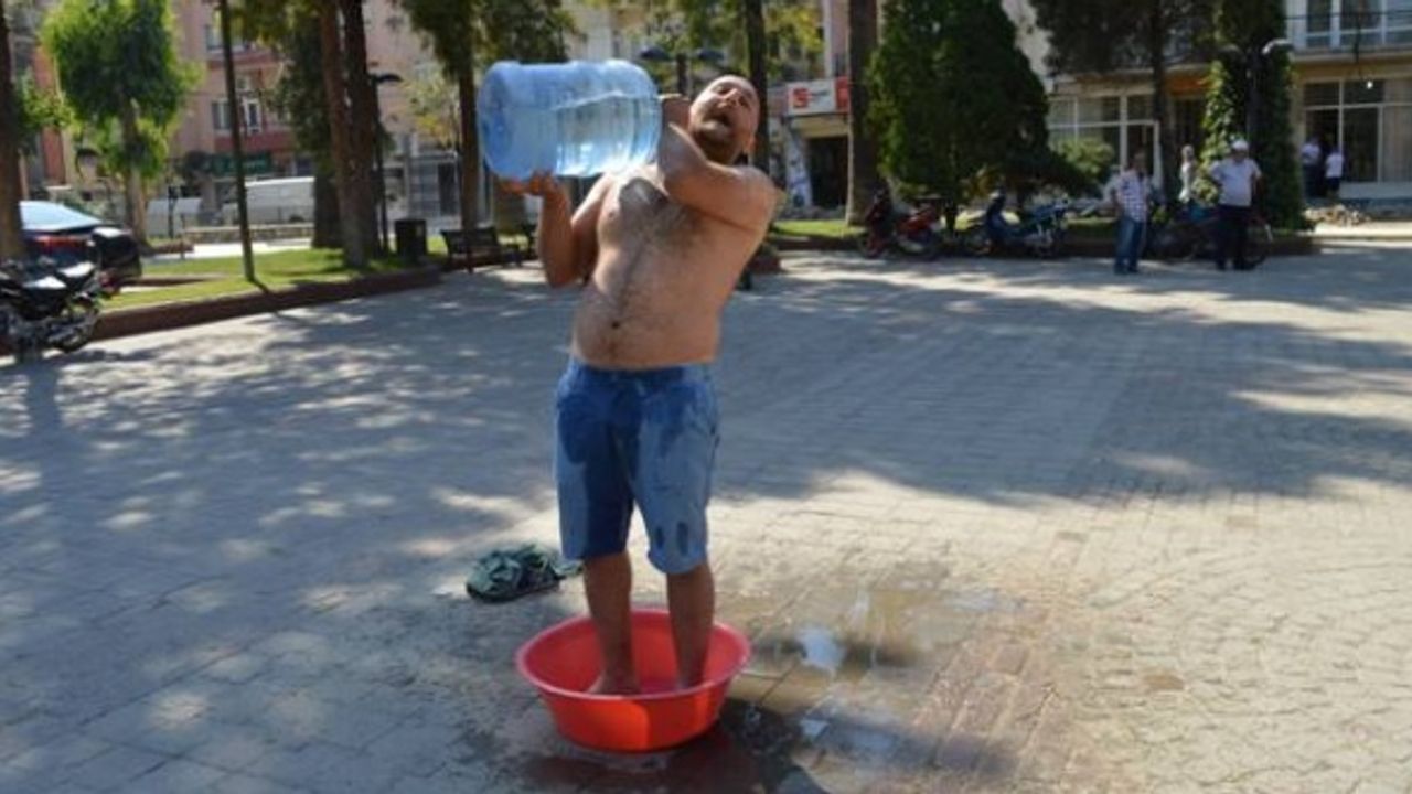 Foseptik Çukurunu Temizlemeyen ASKİ’yi Protesto Etti