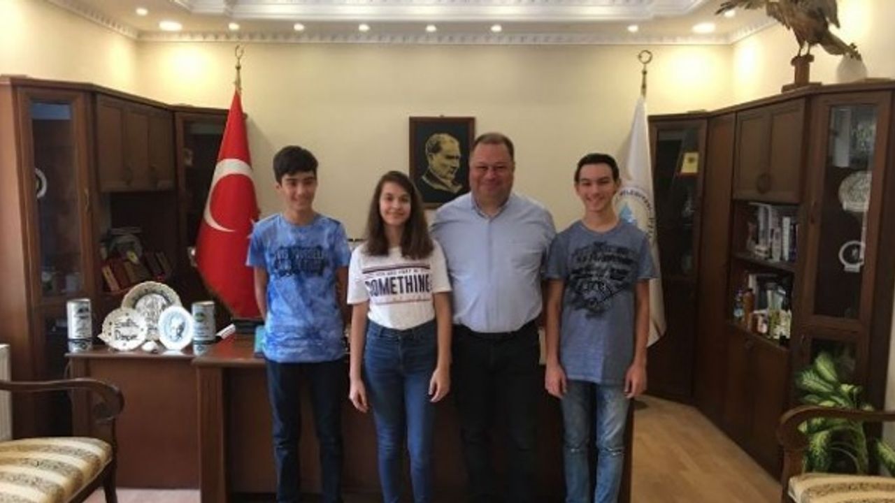Başkan Dinçer, LGS’de Başarılı Öğrencileri Ödüllendirdi