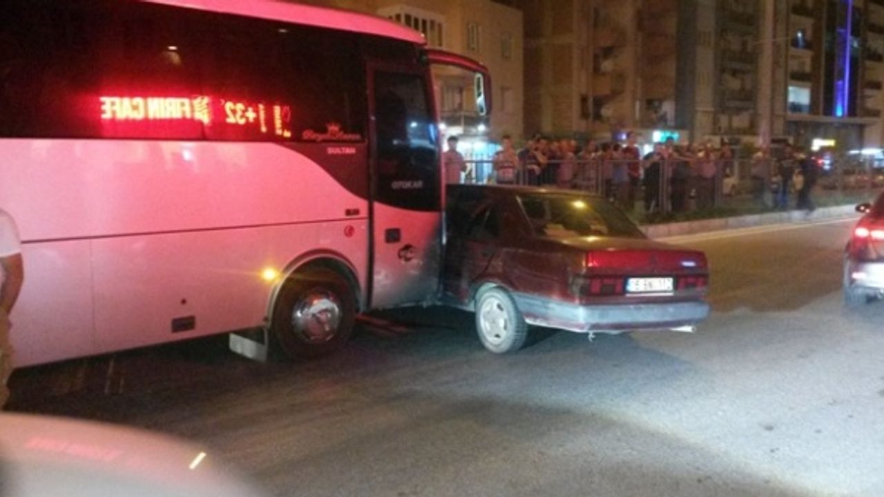 Çine'de Yolcu Minibüsü Otomobile Çarptı