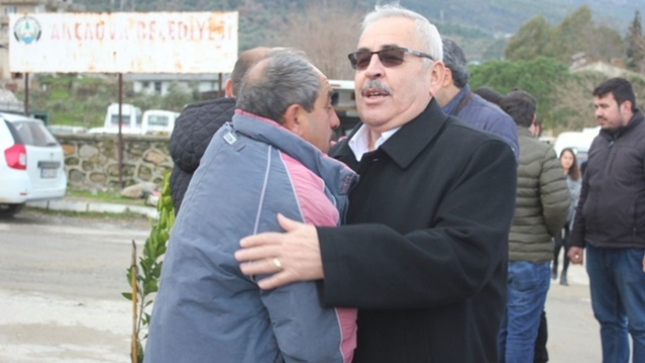 Celal Özden, Akçaova’da Pazarcı Esnafını Ziyaret Etti