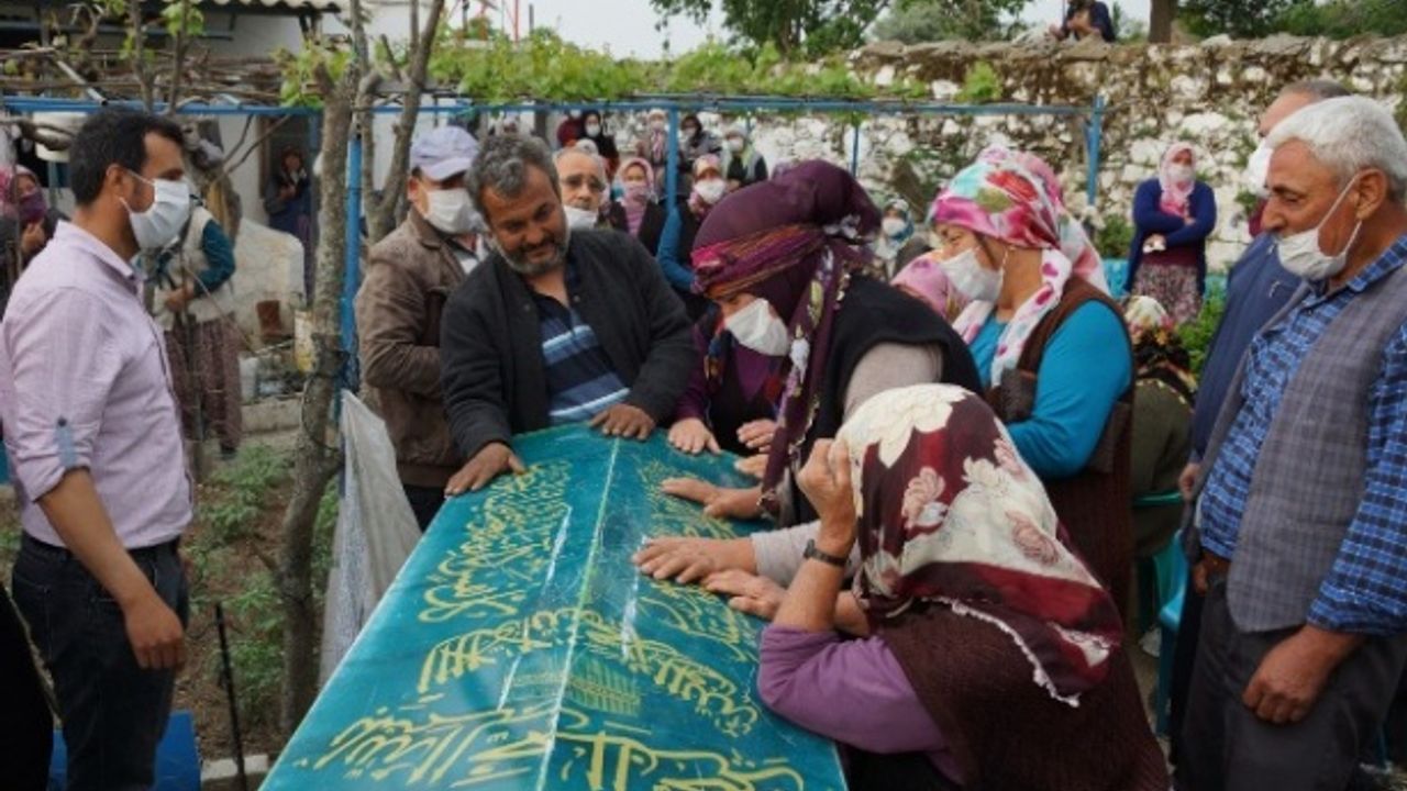 Minik Kız Kardeşler Gözyaşlarıyla Toprağa Verildi