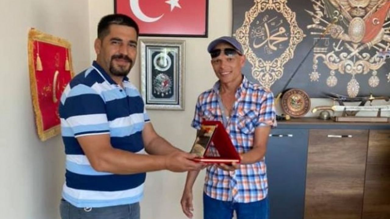 Emekliye Ayrılan Çeliköz’e, Çine Vinç’ den Plaket