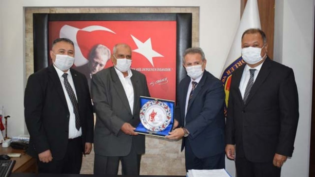 Çine’de ahi adayı şoföre plaket verildi
