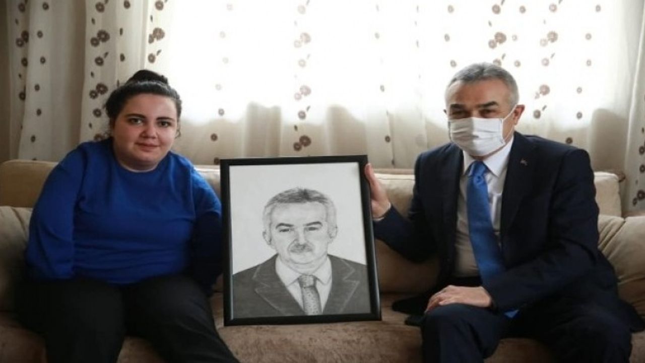 Ayağı ile çizdiği kara kalem portreyi Milletvekili Savaş'a hediye etti