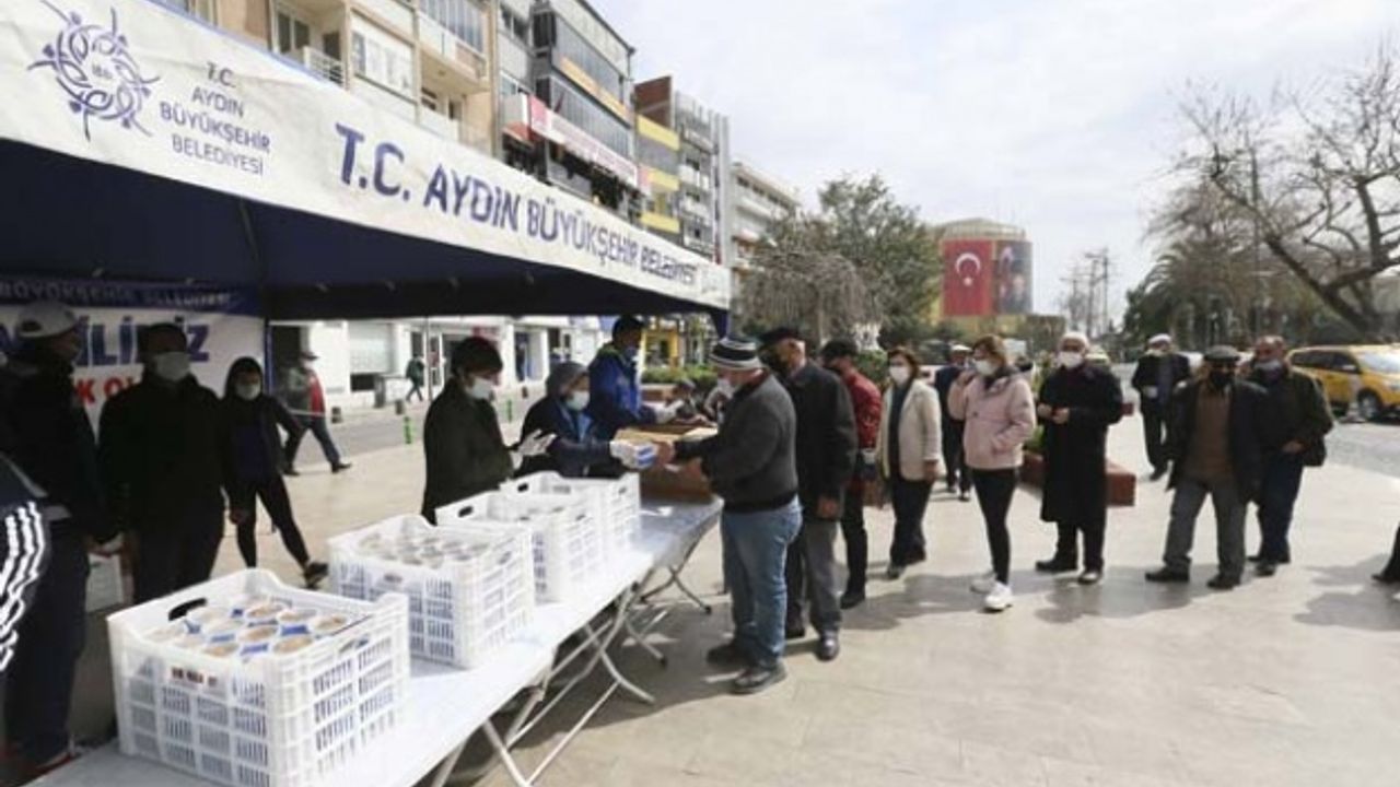 Aydın Büyükşehir Belediyesi Miraç Kandili’nde Vatandaşlara Helva Dağıttı