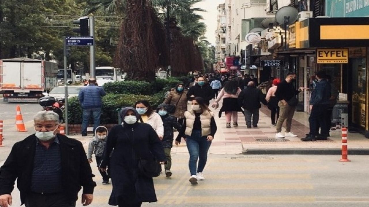 Kırmızıya dönen Aydın'da, sokaklardaki kalabalık dikkat çekiyor