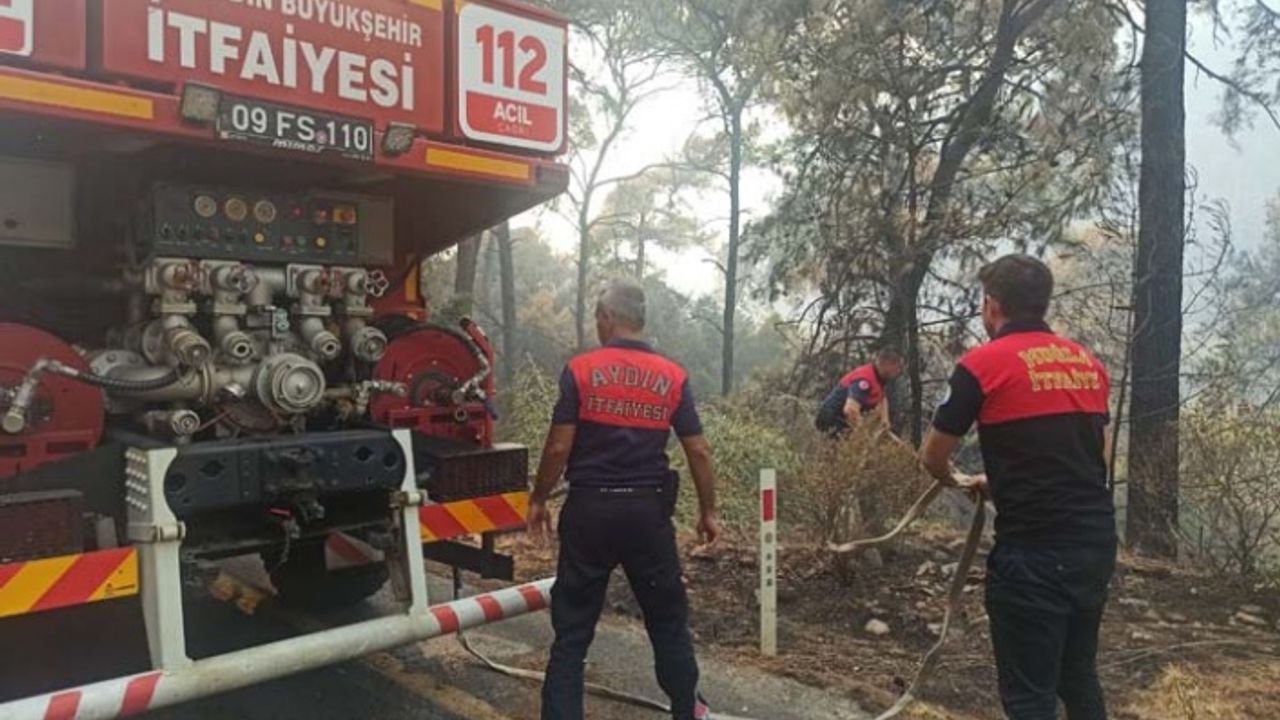 Aydın Büyükşehir Belediyesi İtfaiyesi Ekipleri Marmaris Yangınına Müdahale Ediyor