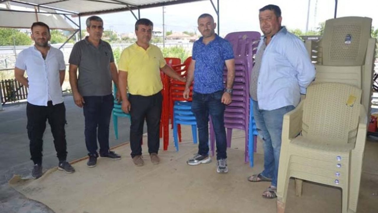 Kasap Acar Ağa Çaltı Mahallesine sandalye bağışladı