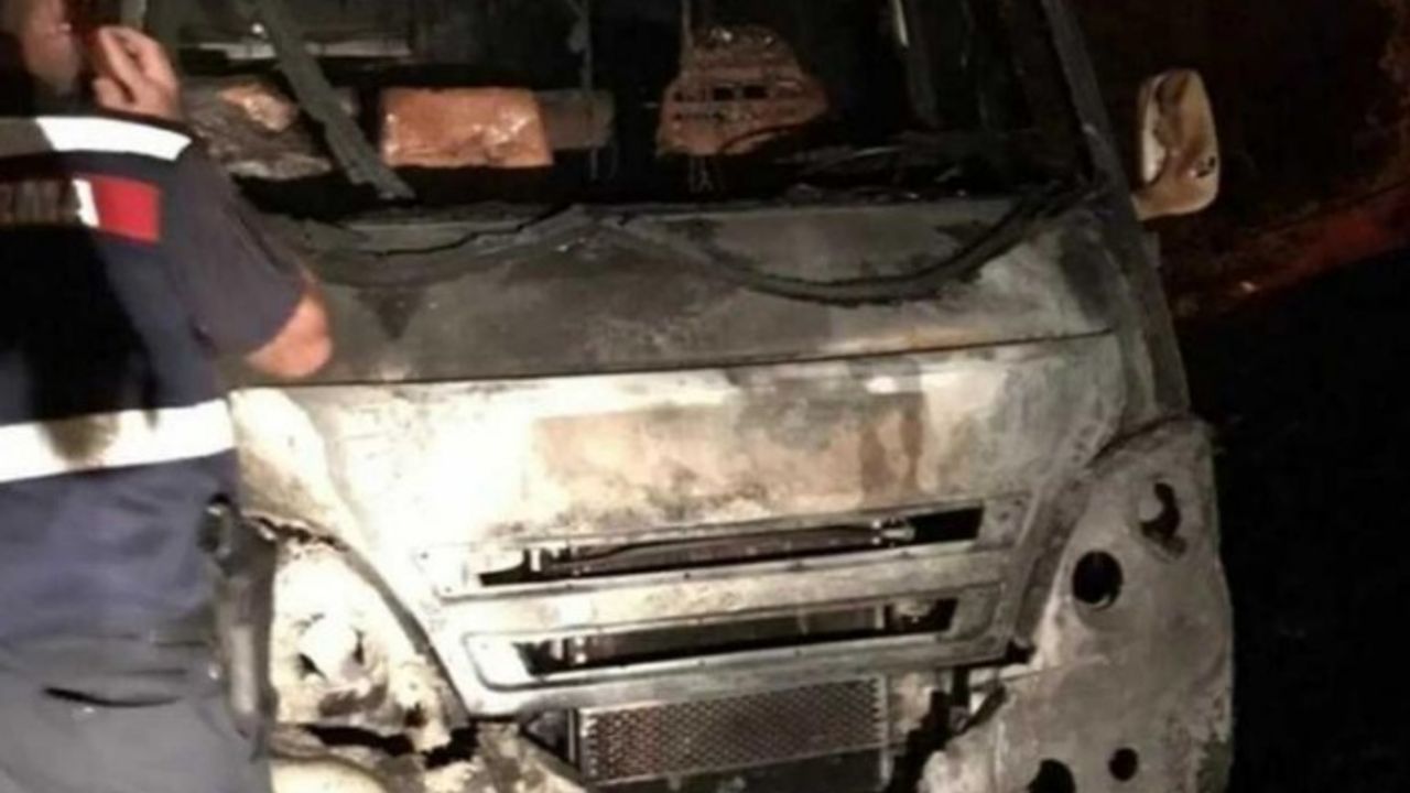 Servis aracında başlayan yangın ormana sıçradı