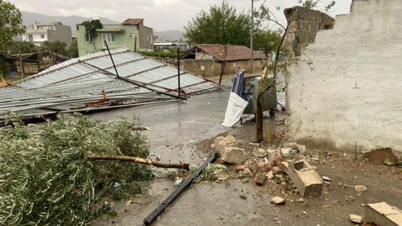 Çine’de fırtına: Çatılar uçtu, ağaçlar devrildi