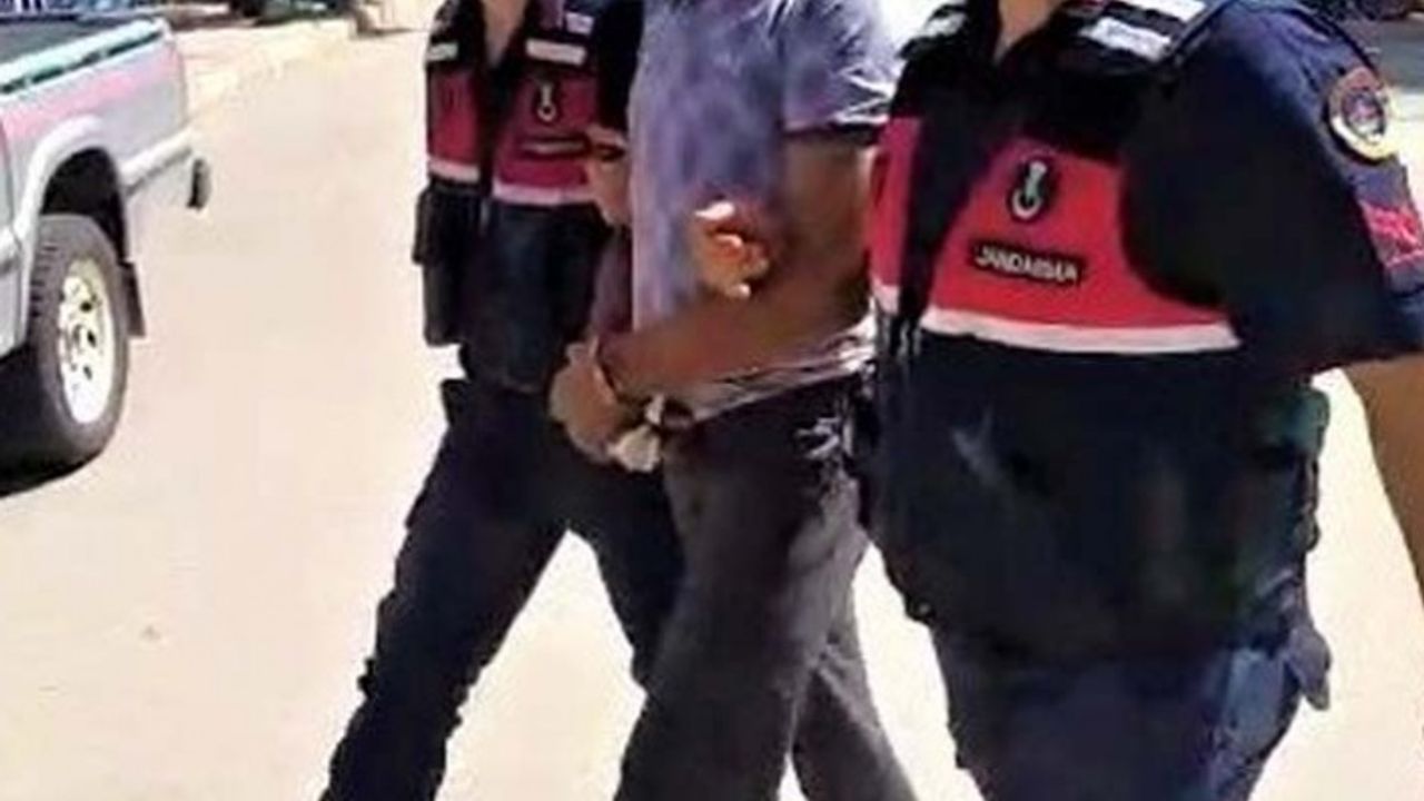 Yol ortasında otomobili gasp ettiler!