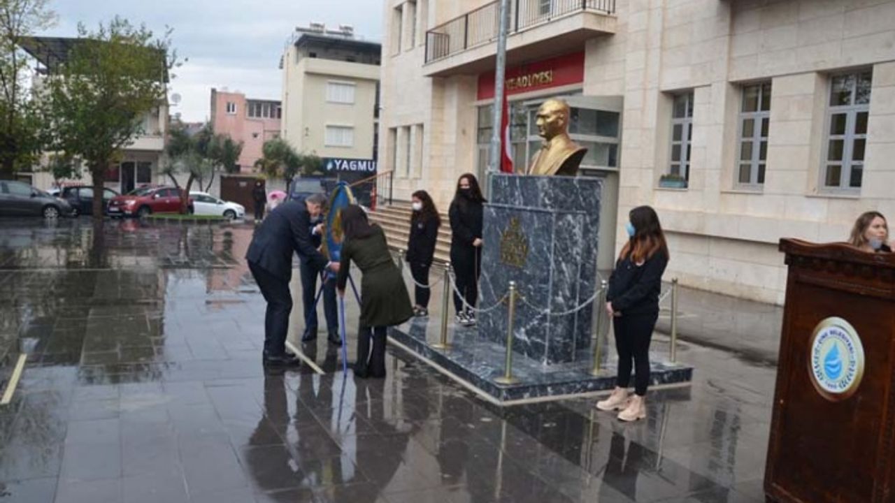 Öğretmenler Atatürk Anıtı'na çelenk sundu