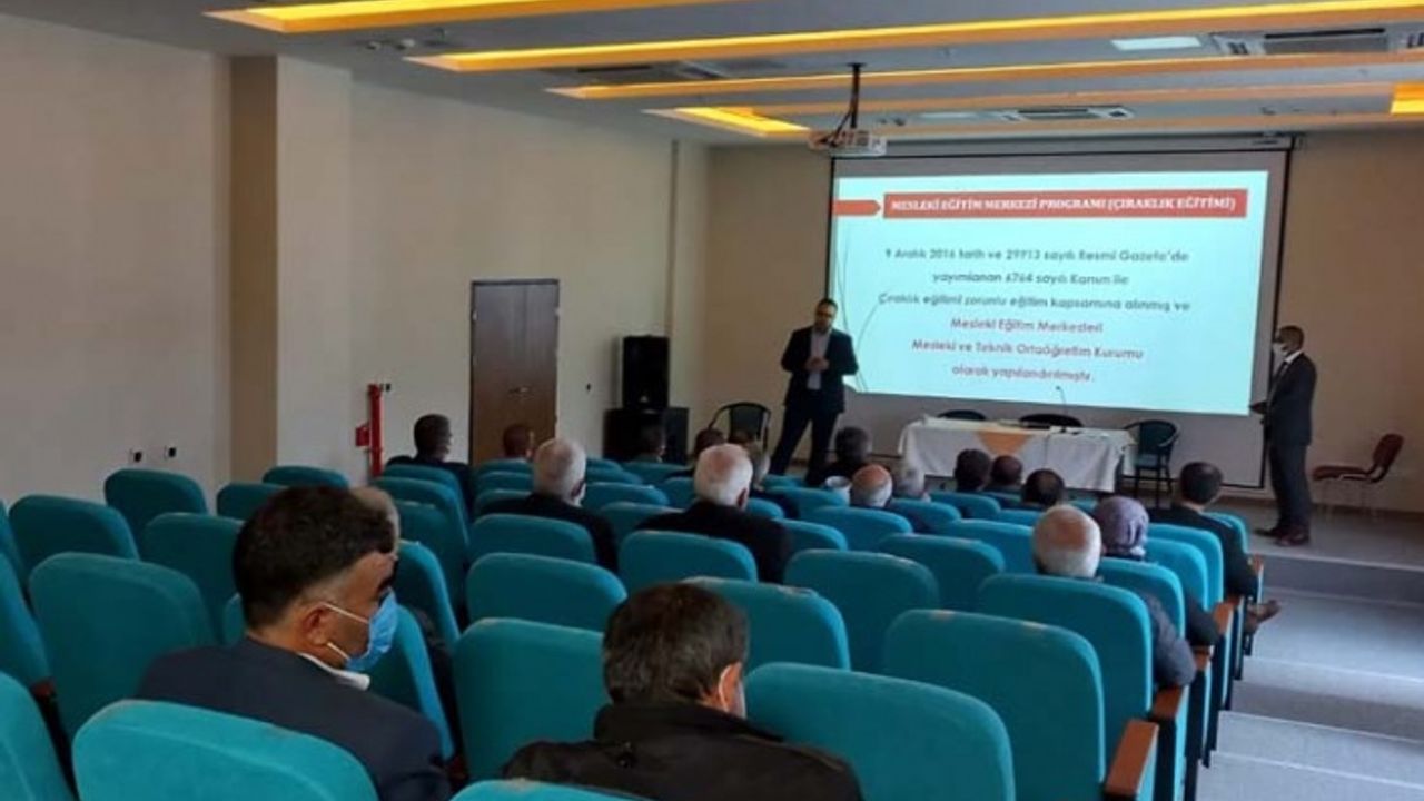Çine'de muhtarlar, mesleki eğitim programları konusunda bilgilendirildi