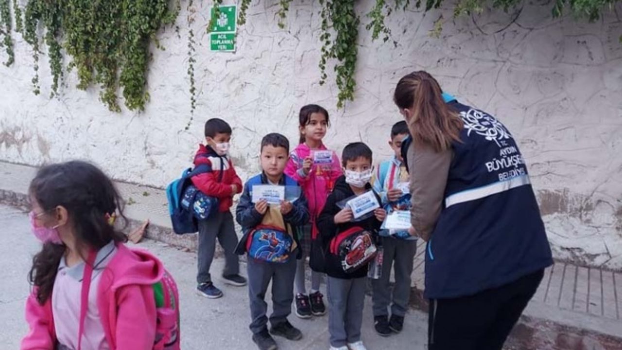 Aydın Büyükşehir Belediyesi Maske Dağıtımını Sürdürüyor