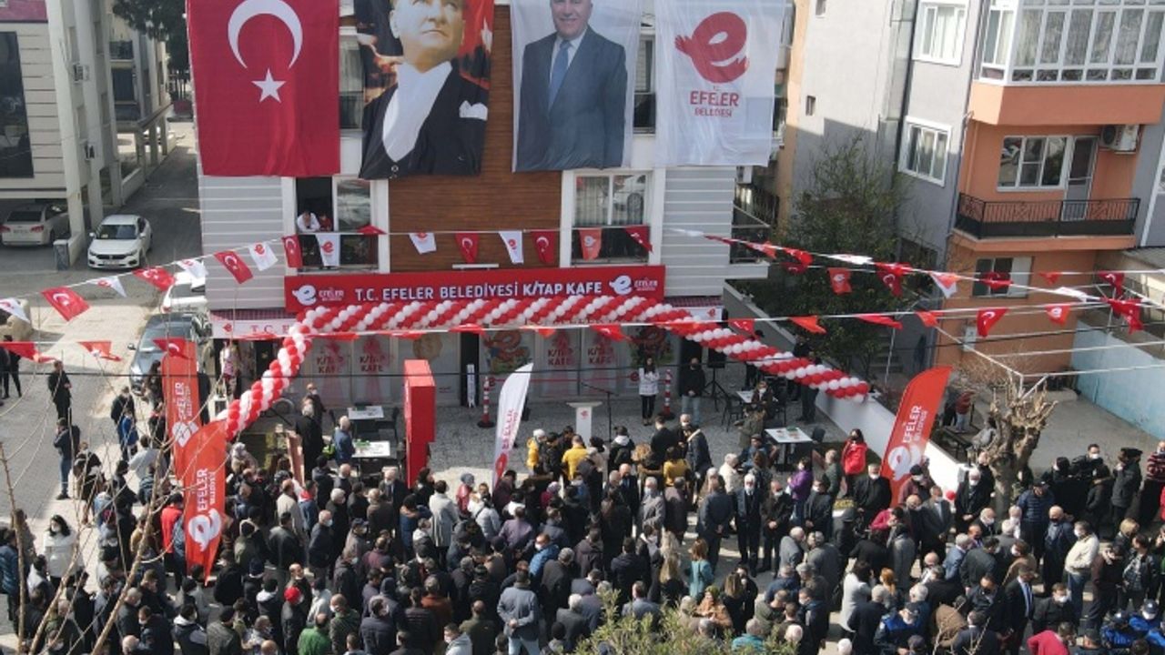 Efeler’in “4” Bir Yanı Kitap Kafe