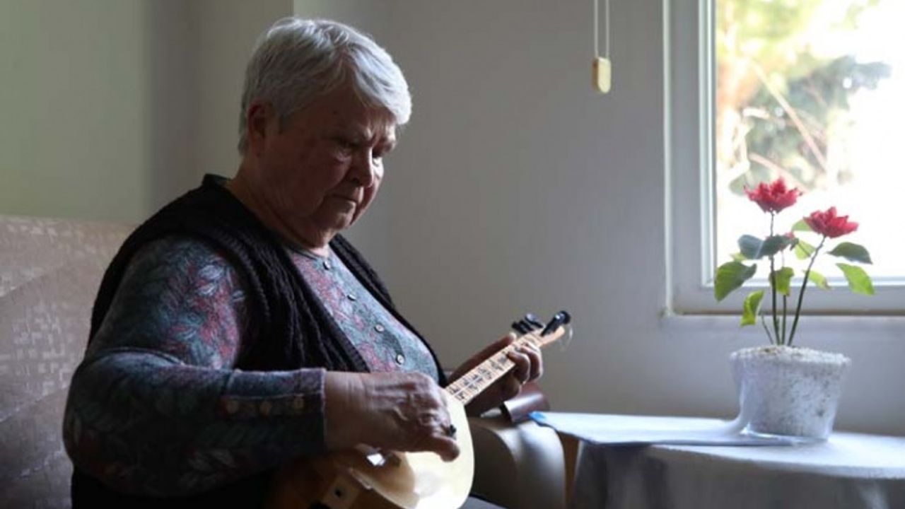 Yaman, 79 yaşında bağlama öğrenmeye başladı