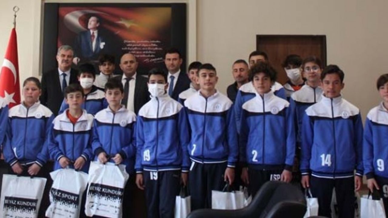 Aydın İlini temsil edecek öğrencilere Kaymakam Erdoğan’dan hediye