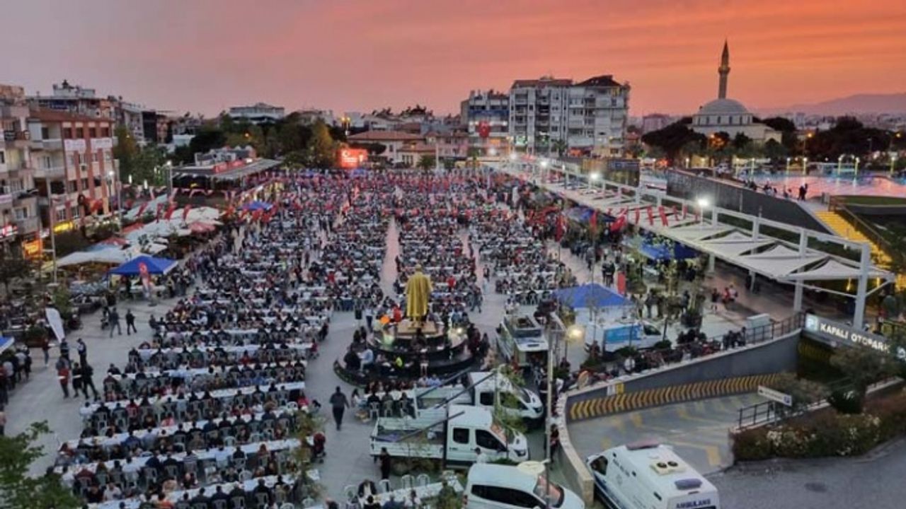 Aydın Büyükşehir Belediyesi Atatürk Kent Meydanı’nda İftar Programı Yaptı