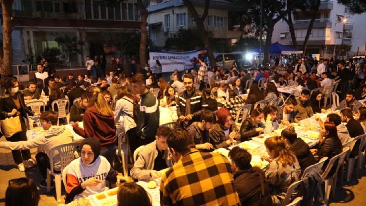 Aydın Büyükşehir Belediyesi’nin İftarına Öğrenciler Akın Etti