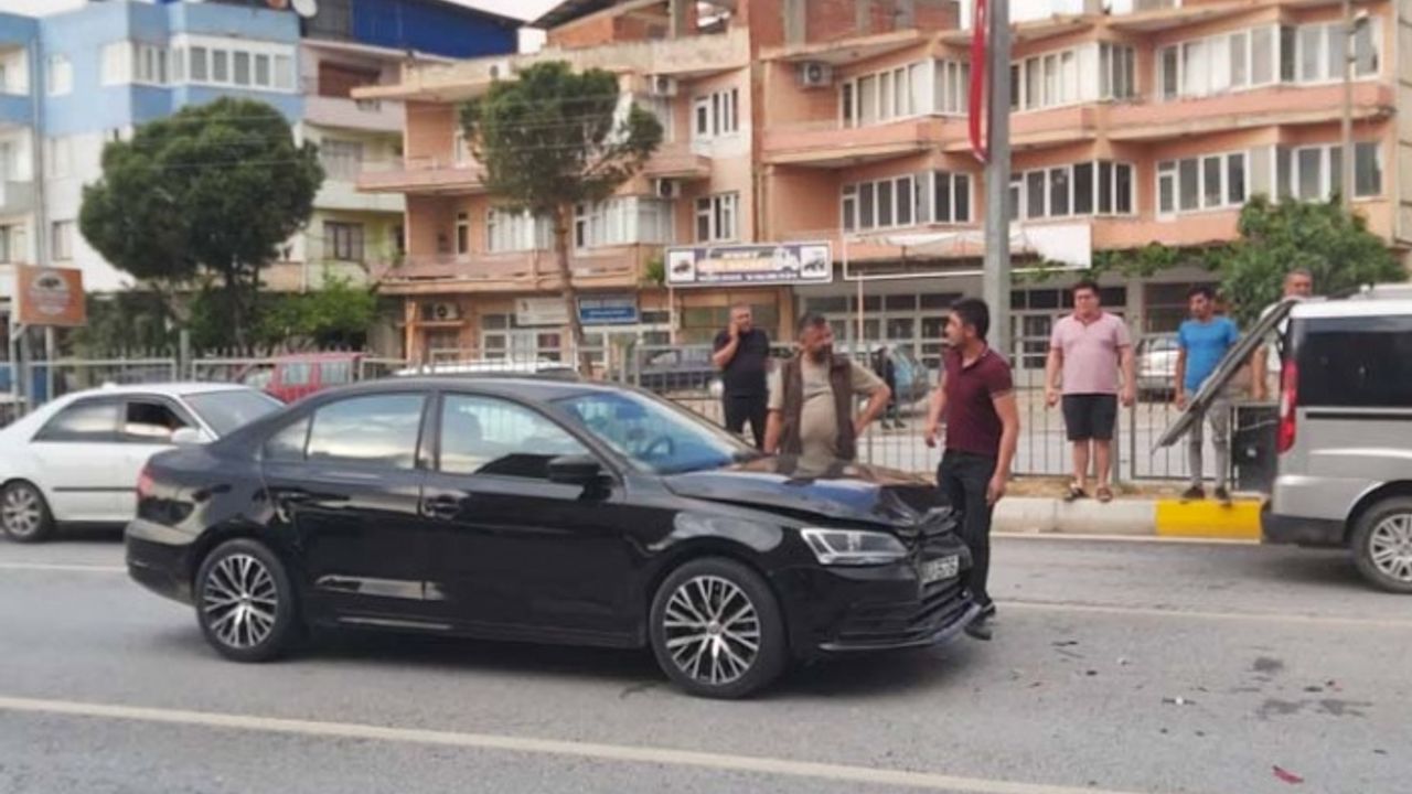Çine'de zincirleme trafik kazası: 3 araç birbirine girdi