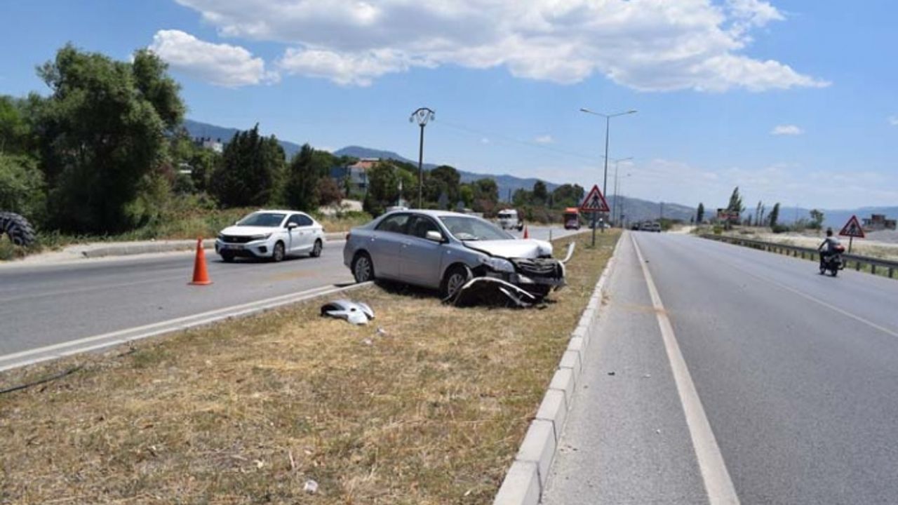 Direksiyon hakimiyetini kaybeden sürücü elektrik direğine çarptı