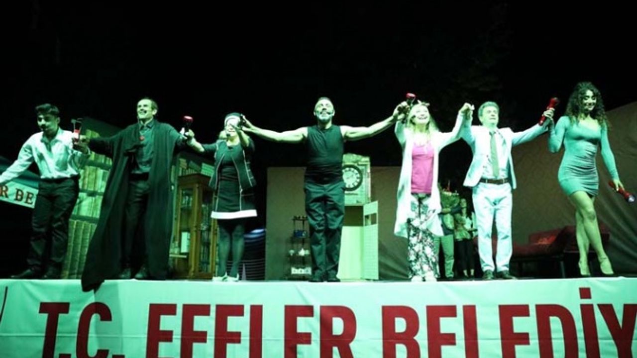 Efeler Yaz Etkinlikleri Tiyatro Oyunuyla Devam Etti