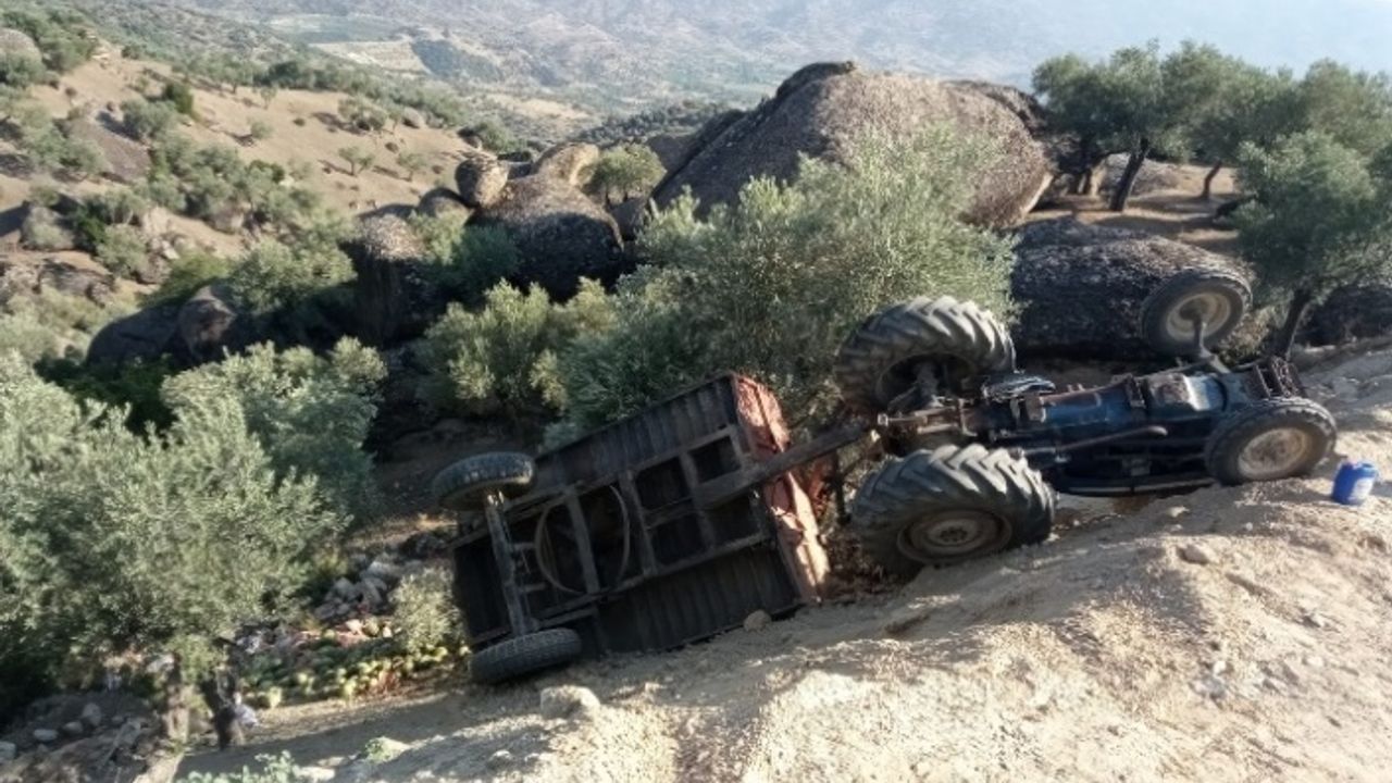 Tekeler’de traktör devrildi: 3 yaralı