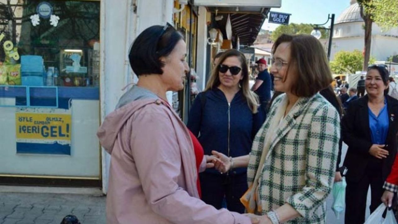 MHP Milletvekili Adayı Deniz Depboylu, Kuşadası’nda esnafları ziyaret etti