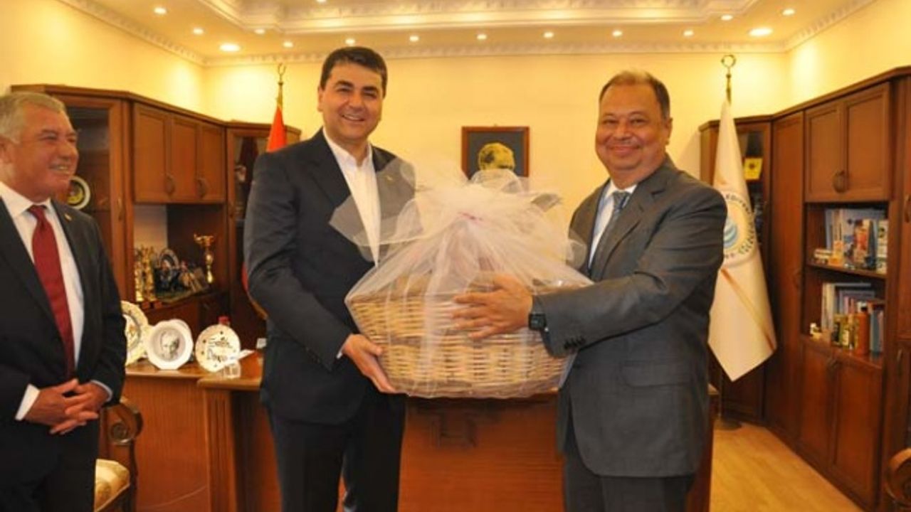 Başkan Dinçer, Genel Başkan Uysal’a Yöresel Ürünler Sepeti Hediye Etti