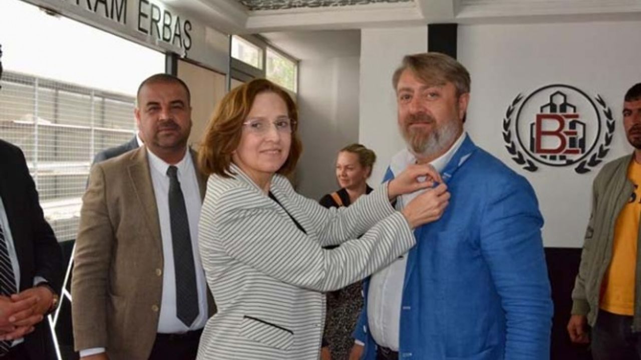 MHP’li Depboylu, yeni üyelere rozet taktı