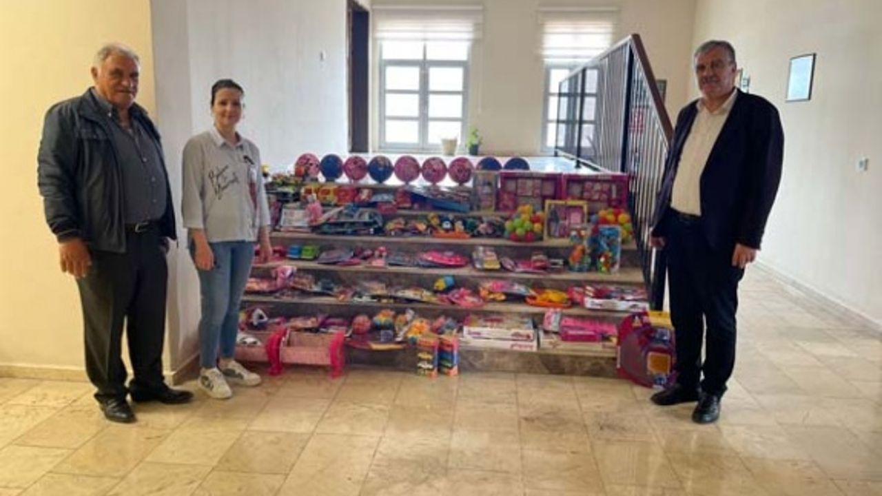 Kömürcüoğlu Ailesi'nden Depremzede Öğrencilere Karne Hediyesi