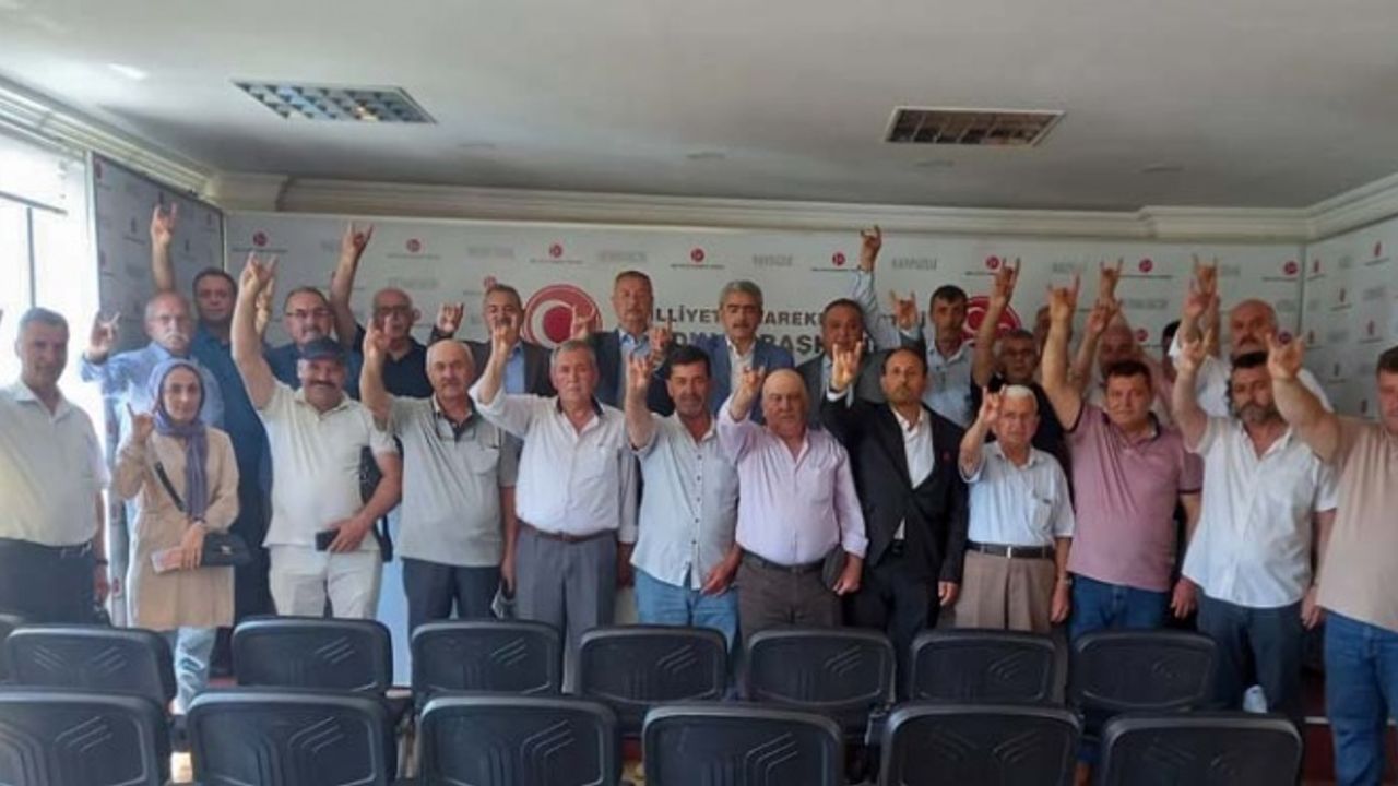MHP'ye katılanlara rozetleri törenle takıldı