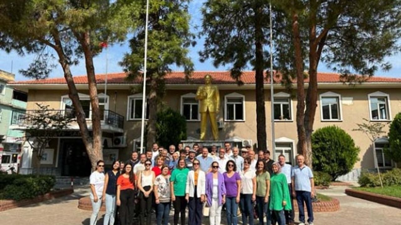 CHP'nin kuruluşunun 100'üncü yılı çelenk koyarak kutlandı