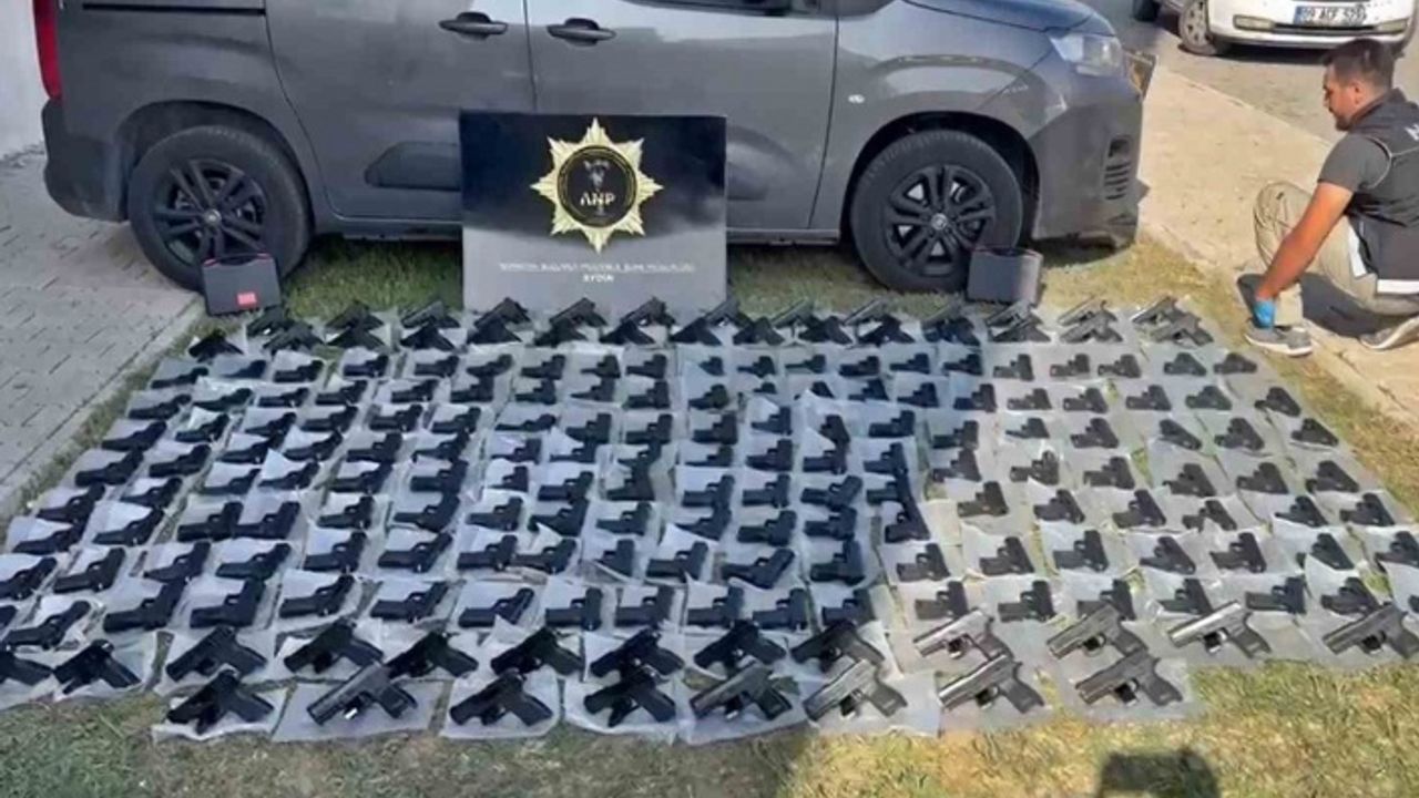 Genç kadınlar 199 adet silahla yakalandı