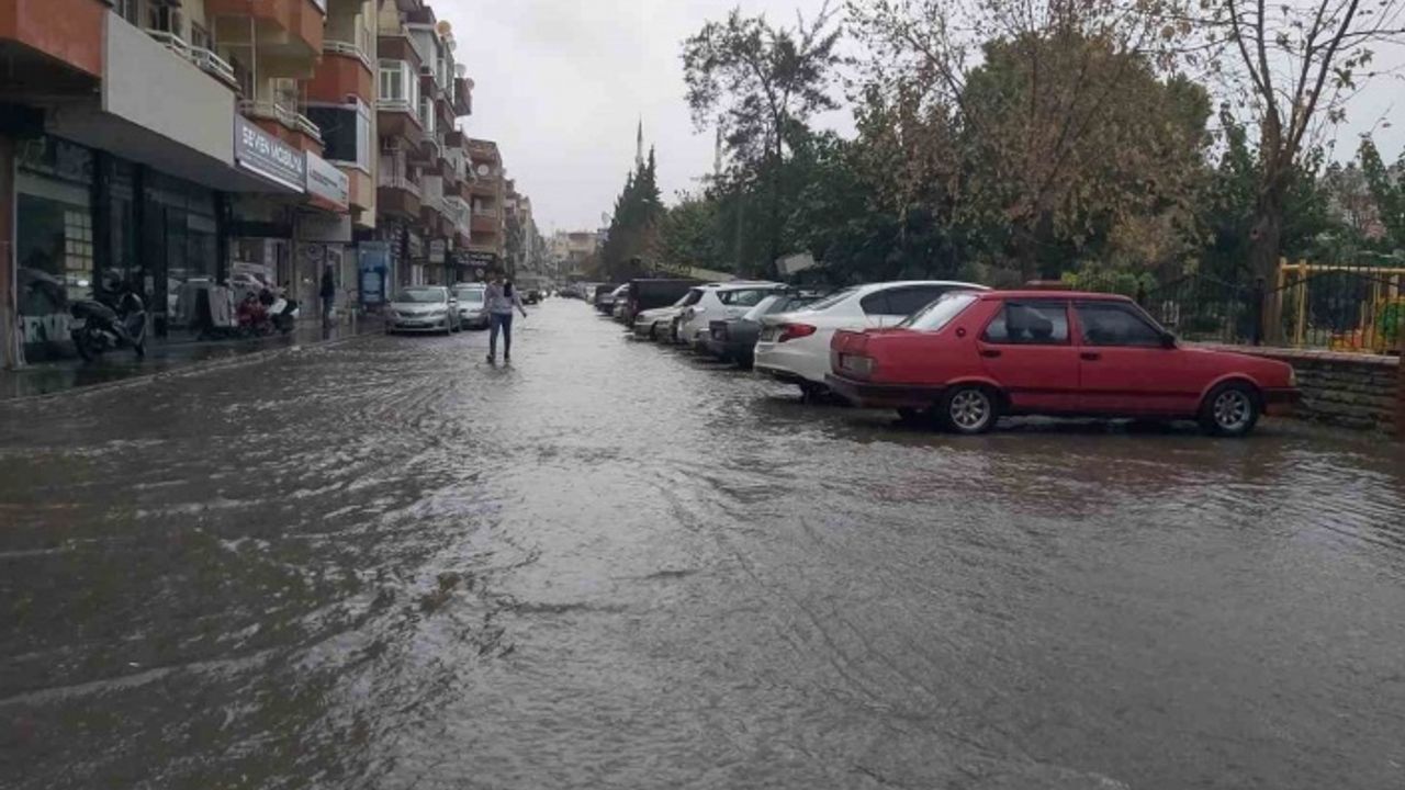 Didim’de sağanak yağış ve fırtına etkili oldu