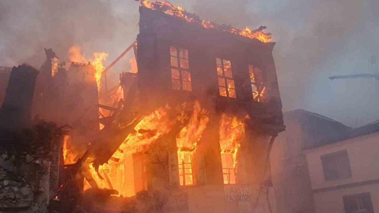 Kuşadası’nda tarihi bina alev alev yandı