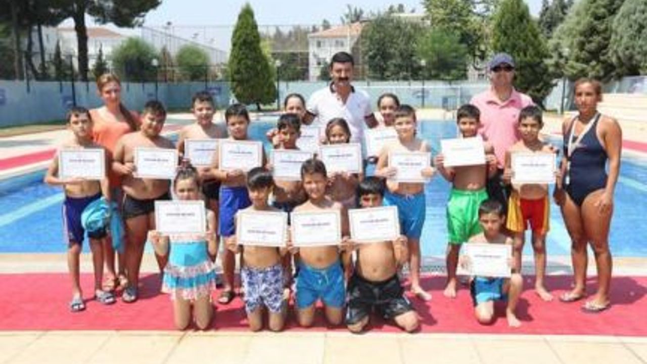 Aydın Büyükşehir Belediyesi Kültür Merkezi Yüzme Kursu Mezunlarını Verdi
