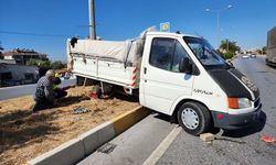 Çine’de kamyonetin tekeri patladı, refüje çıktı