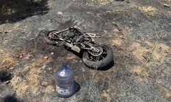 Motosiklet kazası yangına neden oldu, vatandaşlar damacanalarla müdahale etti