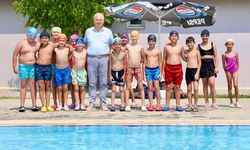 Başkan Kıvrak’tan Minik Yüzücülere Ziyaret