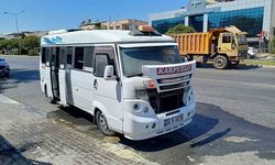 Seyir halindeki yolcu minibüsü alev aldı, alevler büyümeden söndürüldü
