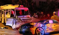 Minibüs ile otomobil çarpıştı 11 kişi yaralandı: Vatandaşlar kopan kulağı aradı