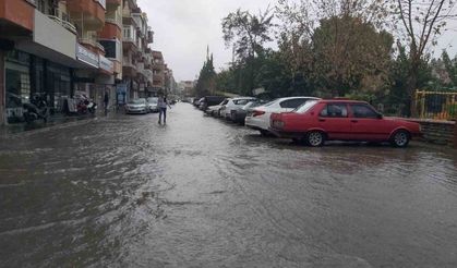 Didim’de sağanak yağış ve fırtına etkili oldu